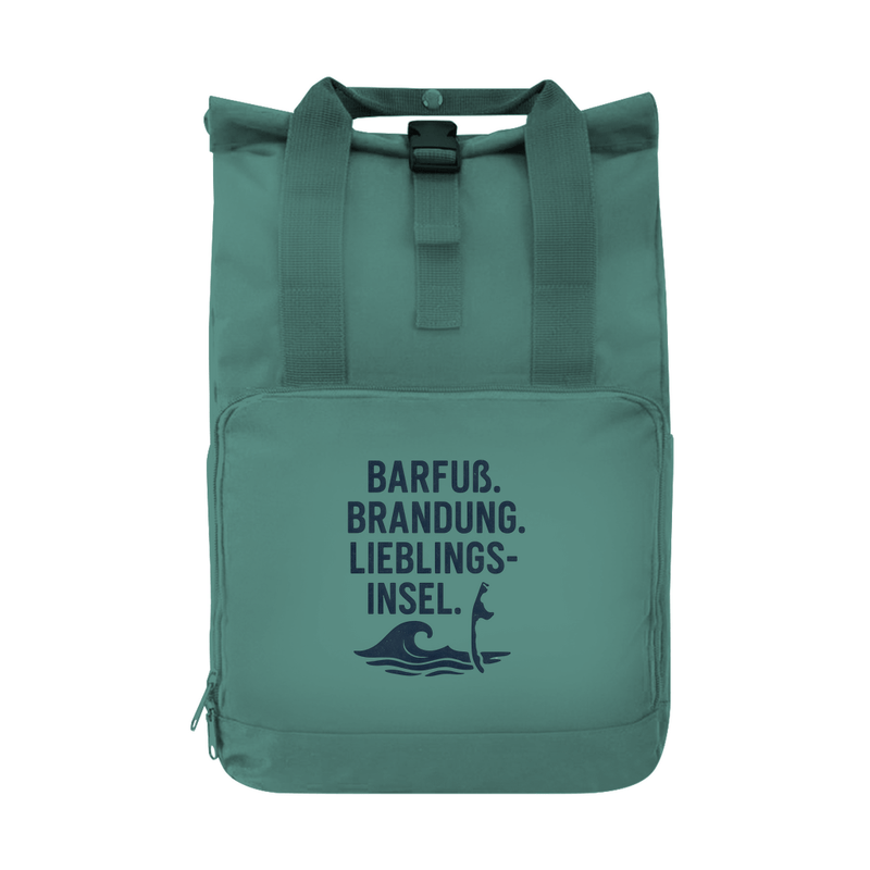 Tagesrucksack mit LIEBLINGSINSEL SYLT Aufdruck in blau. Grundfarbe: Sage Green. Fernweh zum Anfassen? travelPrint4U.de
