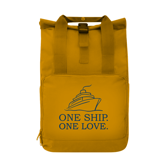 Tagesrucksack mit ONE SHIP ONE LOVE Aufdruck in blau. Grundfarbe: Mustard. Fernweh zum Anfassen? travelPrint4U.de