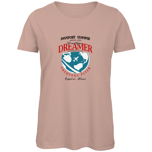 TShirt für Damen mit DREAMER NATIONALITY Aufdruck. Stoff-Farbe: Millennial Pink. Fernweh zum Anziehen? travelPrint4U.de