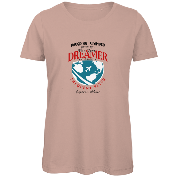 TShirt für Damen mit DREAMER NATIONALITY Aufdruck. Stoff-Farbe: Millennial Pink. Fernweh zum Anziehen? travelPrint4U.de