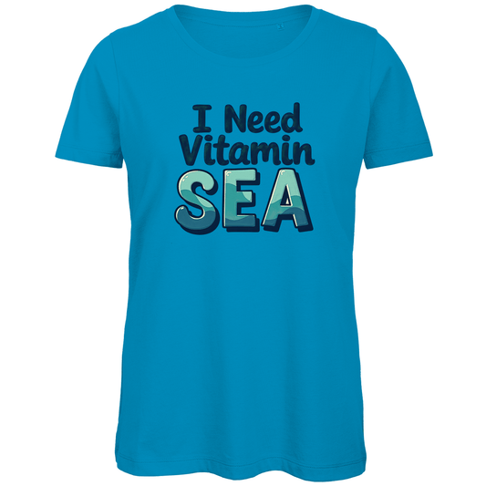 TShirt für Damen mit I NEED VITAMIN SEA Print. Stoff-Farbe: Atoll. Fernweh zum Anziehen? travelPrint4U.de