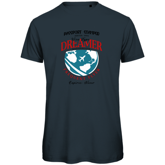 TShirt für Herren mit farbigem DREAMER NATIONALITY Print. Stoff-Farbe: Dark Grey. Fernweh zum Anziehen? travelPrint4U.de