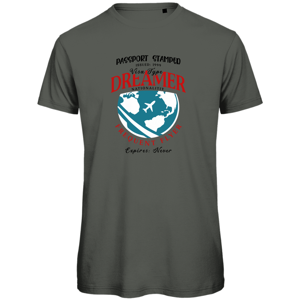 TShirt für Herren mit farbigem DREAMER NATIONALITY Print. Stoff-Farbe: Millennial Khaki. Fernweh zum Anziehen? travelPrint4U