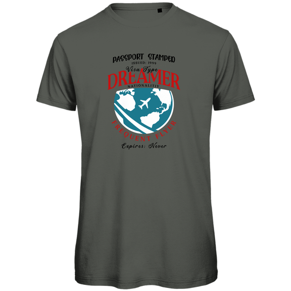TShirt für Herren mit farbigem DREAMER NATIONALITY Print. Stoff-Farbe: Millennial Khaki. Fernweh zum Anziehen? travelPrint4U