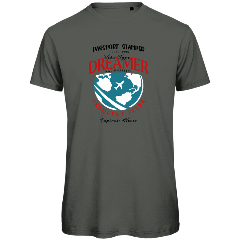 TShirt für Herren mit farbigem DREAMER NATIONALITY Print. Stoff-Farbe: Millennial Khaki. Fernweh zum Anziehen? travelPrint4U