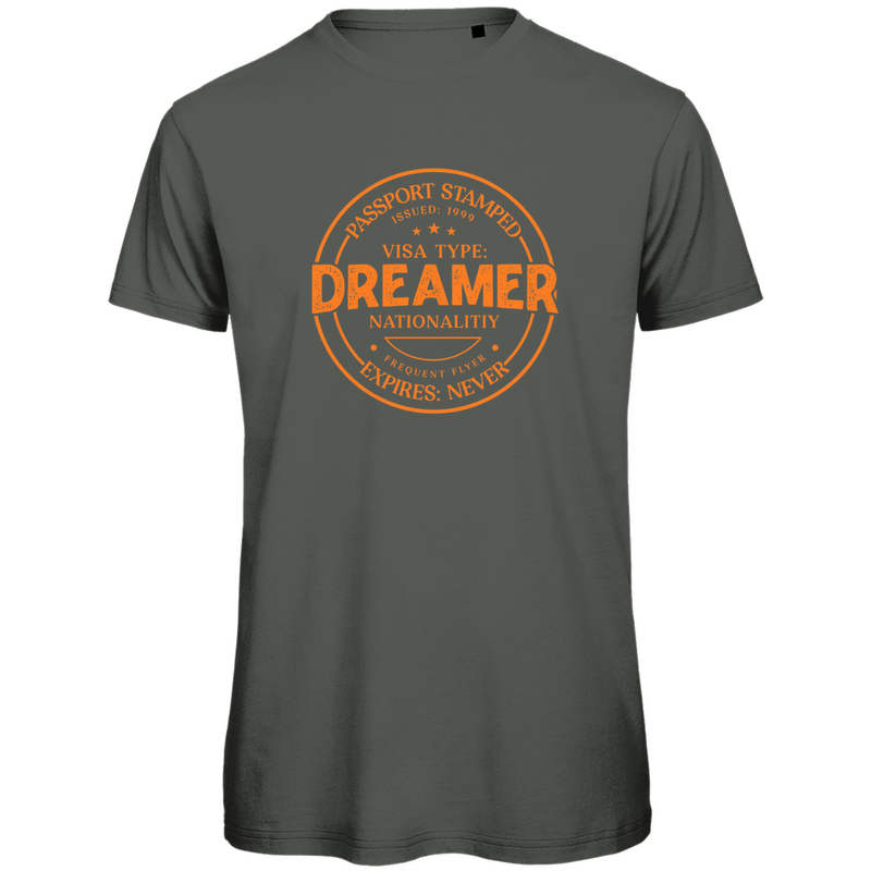 TShirt für Herren mit DREAMER (Pass Stempel) Print orange. Stoff: Millennial Khaki. Fernweh zum Anziehen? travelPrint4U.de