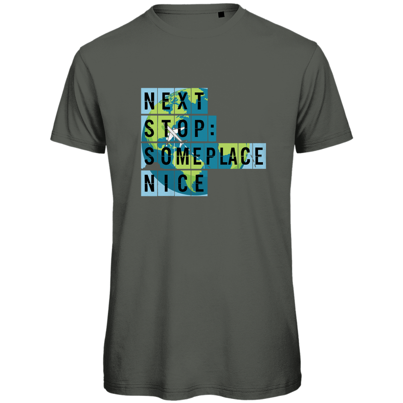 TShirt für Herren mit NEXT STOP SOMEPLACE NICE Print. Stoff-Farbe: Millennial Khaki. Fernweh zum Anziehen? travelPrint4U.de