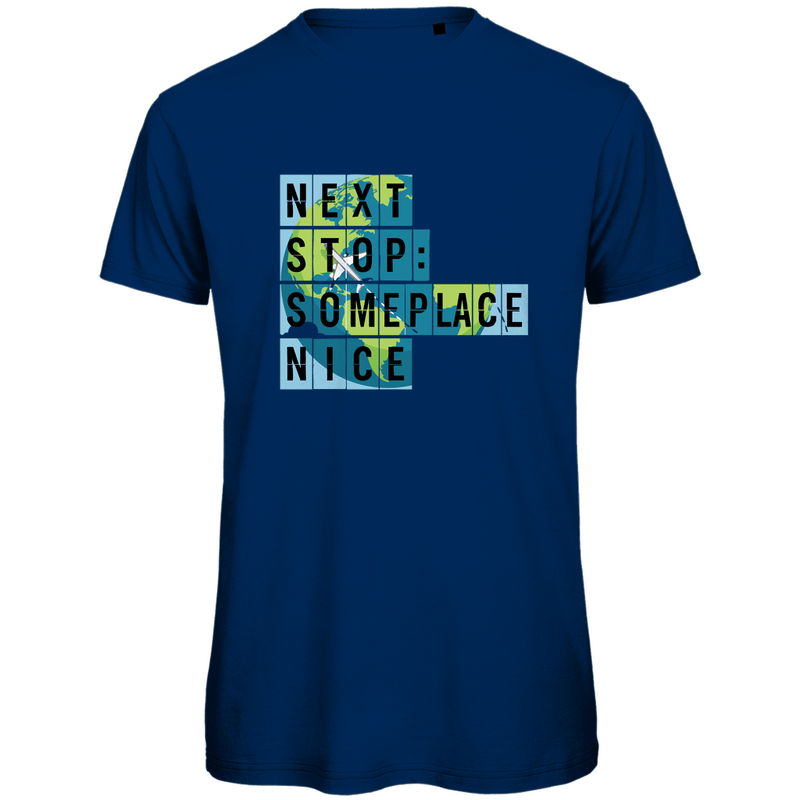 TShirt für Herren mit NEXT STOP SOMEPLACE NICE Print. Stoff-Farbe: Navy. Fernweh zum Anziehen? travelPrint4U.de
