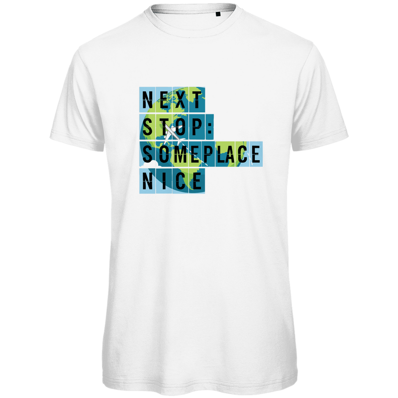 TShirt für Herren mit NEXT STOP SOMEPLACE NICE Print. Stoff-Farbe: White. Fernweh zum Anziehen? travelPrint4U.de