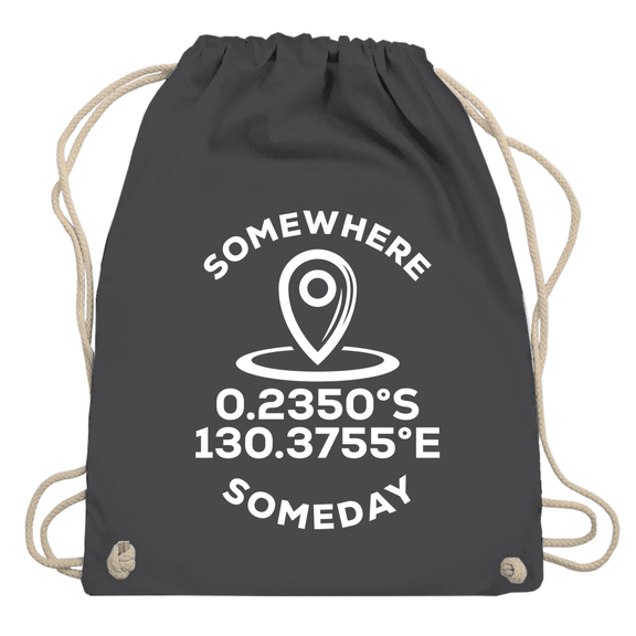 Turnbeutel mit KOORDINATEN + SOMEDAY SOMEWHERE Text (White). Stoff-Farbe: Graphite Grey. Fernweh zum Anfassen? travelPrint4U