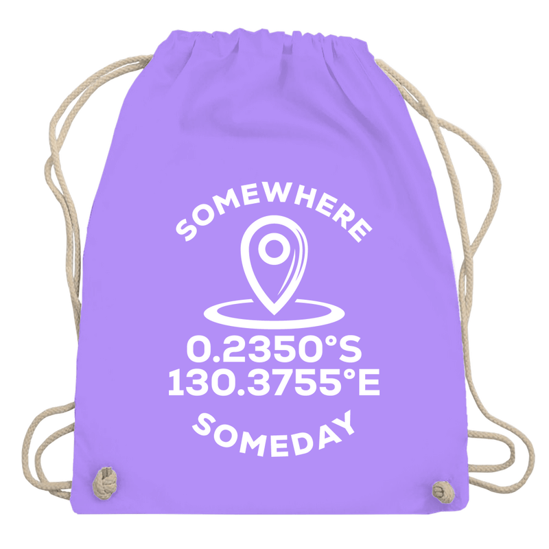 Turnbeutel mit KOORDINATEN + SOMEDAY SOMEWHERE Text (White). Stoff-Farbe: Lavander. Fernweh zum Anfassen? travelPrint4U